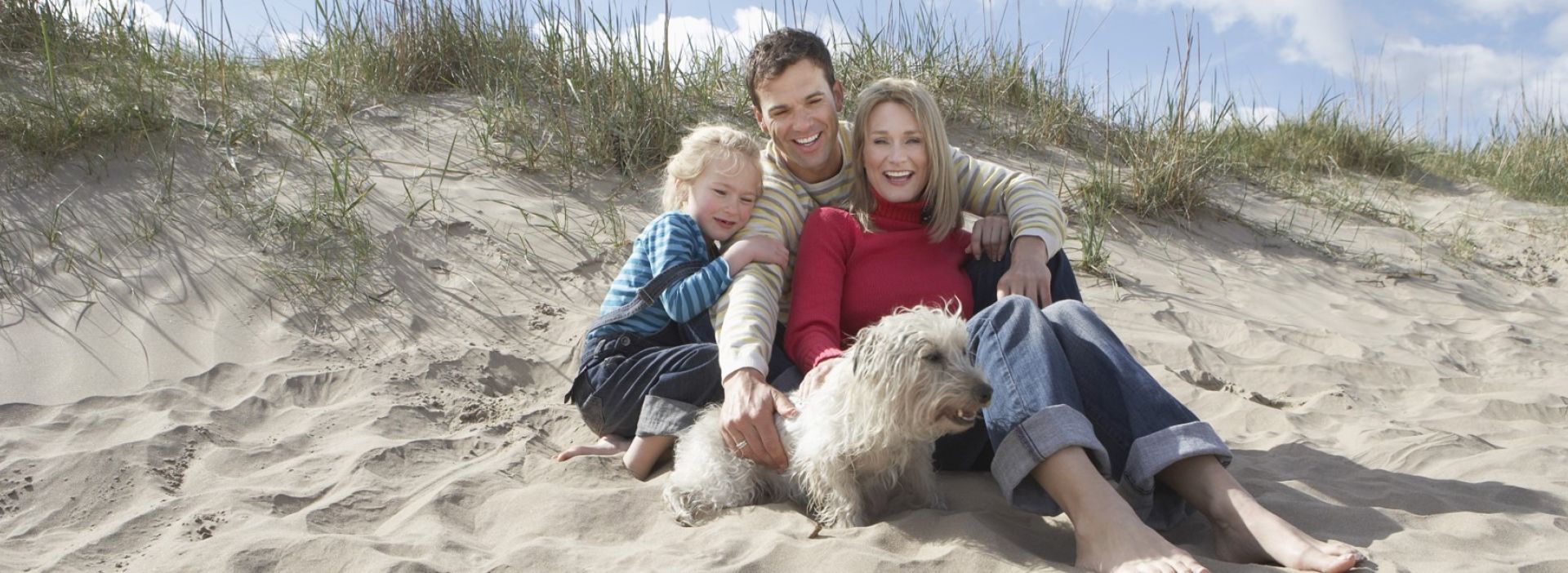 Familie am Strand mit Hund