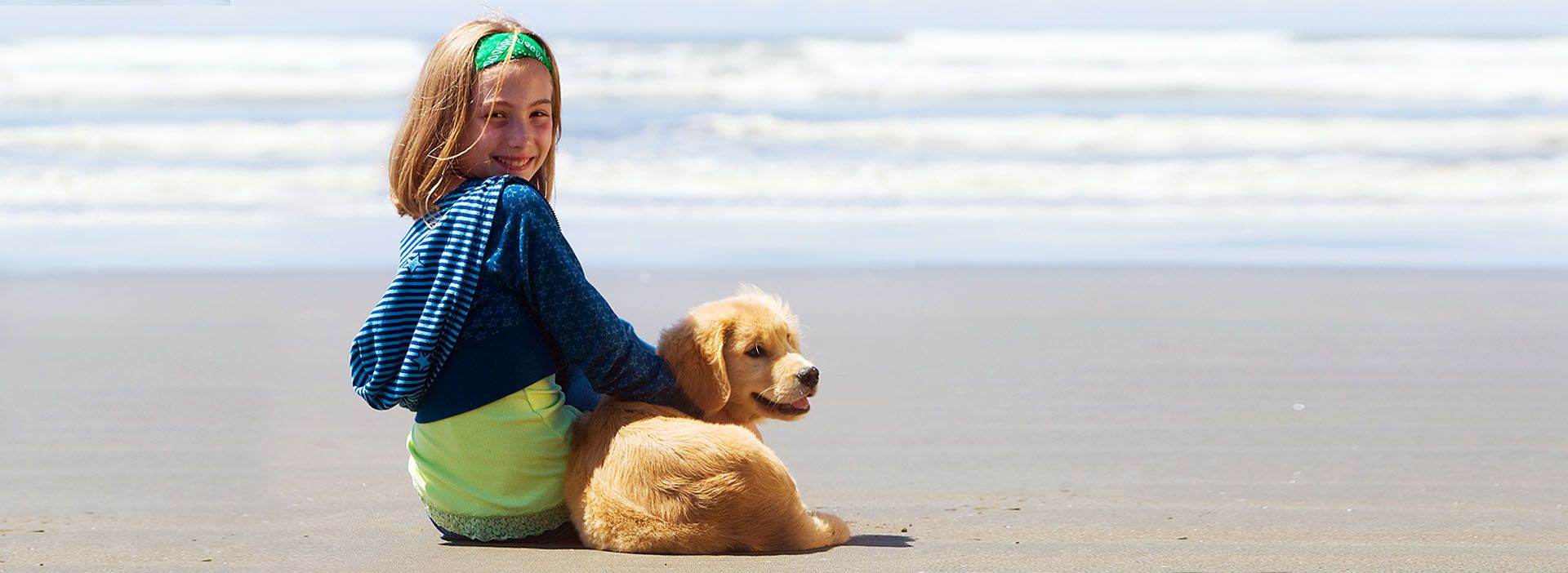 Kind mit Hund am Strand